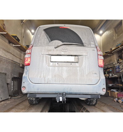 Фаркоп на Toyota Noah TVox07-14