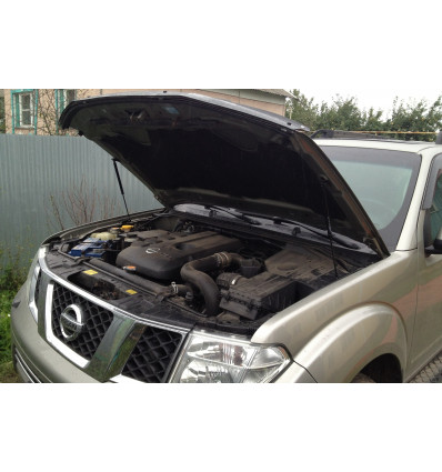 Амортизатор (упор) капота на Nissan Navara BD09.03