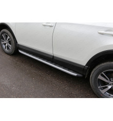 Пороги алюминиевые с пластиковой накладкой (карбон серебро) на Toyota Rav 4 TOYRAV15-19SL 