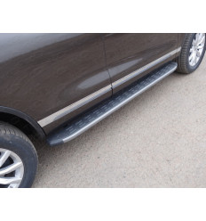 Пороги алюминиевые с пластиковой накладкой (карбон серебро) на Volkswagen Touareg VWTOUAR14-07SL 
